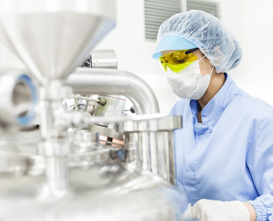 Imagen de refuerzo con operadora haciendo control del estado de instalacion para la entrada de febrero - Limpieza y desinfección de circuitos CIP.