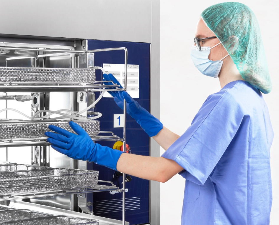 imagen de muestra operario realizando limpieza automática de instrumental médico para la entrada de septiembre, Descontaminacion de instrumental médico.